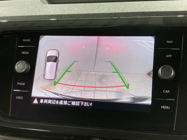 ギアをリバースに入れると車両後方の映像を映し出します。画面にはガイドラインが表示され、車庫入れや縦列駐車などの際に安全確認をサポートします。