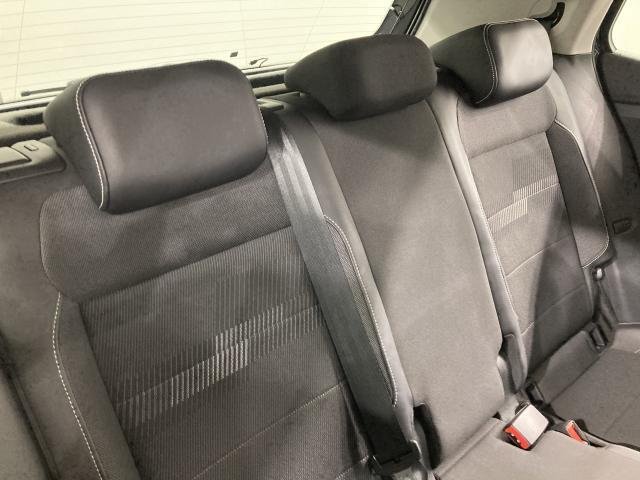 シートは適度な硬さによって長時間の運転でも疲れにくいと定評があります。国産車とは全く違った座り心地ですが、長年培われた欧州の椅子文化をご体感ください。