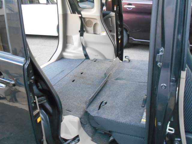 リアシートはフラットになり大容量のお荷物も大丈夫！ご連絡お待ちしております。0078-6002-040527