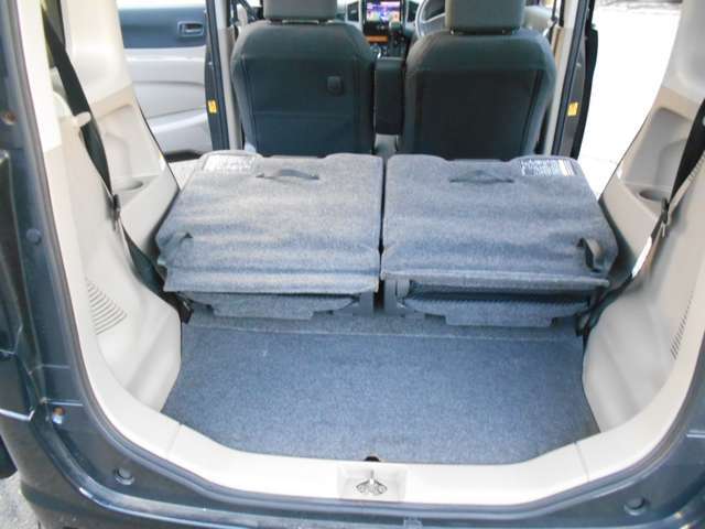 シートを倒すと広々で荷物もたくさん積めます！お車のことはどんなことでも当店にお任せください！ご連絡お待ちしております。0078-6002-040527