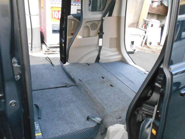 リアシートはフラットになり大容量のお荷物も大丈夫！ご連絡お待ちしております。0078-6002-040527