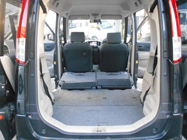 シートを倒すと広々で荷物もたくさん積めます！お車のことはどんなことでも当店にお任せください！ご連絡お待ちしております。0078-6002-040527