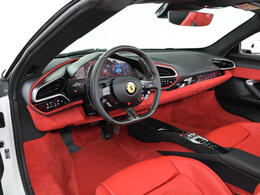 こちらは左ハンドルのお車でございます。内装色はRosso Ferrariを選択しております。
