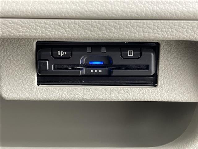 【ETC】有料道路を利用する際に料金所で停止することなく通過できる、ETC車載器（ノンストップ自動料金収受システム機器）が装備されています。セットアップを行うことで利用可能になります。