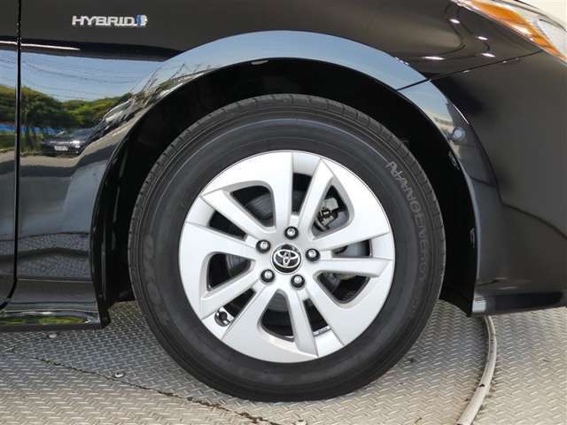 純正15インチのアルミホイールは、やっぱり車にピッタリマッチするデザインですね。