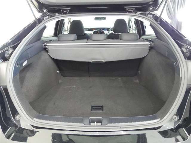 広く開口部の大きいトランクルームは、荷物の出し入れも楽です。トノカバーがあるのでプライバシーも守られますね。