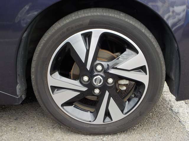 足元を引き締める純正アルミホイ-ル付きです。　　タイヤサイズは、165/55R15です。