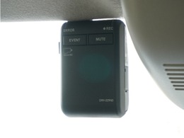 ◆ドライブレコーダー◆映像・音声などを記録する自動車用の装置です。　もしもの事故の際の記録はもちろん、旅行の際の思い出としてドライブの映像を楽しむことができます。