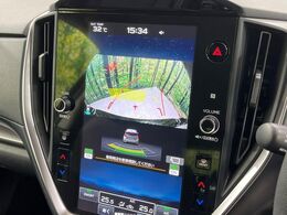 【バックカメラ】駐車時に後方がリアルタイム映像で確認できます。大型商業施設や立体駐車場での駐車時や、夜間のバック時に大活躍！運転スキルに関わらず、今や必須となった装備のひとつです！