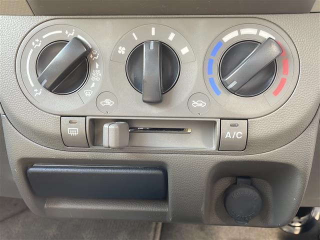 こちら運転席周りの操作部分の写真になります。各部しっかり動作の確認をしておりますので、ご安心だくさい。また、第三者機関の鑑 定書もありますので、そちらも併せて、ご確認いただければ幸いです！