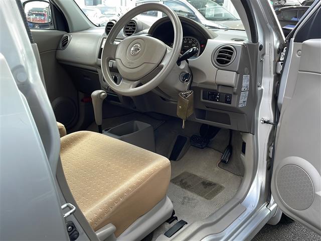 こちらは運転席のシートです。納車前には自社でしっかりクリーニングを行います。また、『シート撥水コーティング（別途料金）』などの、クリーニングメニューもご用意しております。
