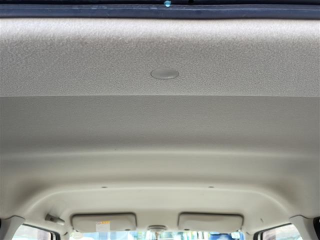 こちら天井の写真になります。特に目立つ汚れ等ありません。ご安心ください。天井が広いと圧迫感がなく、ストレスを感じず運転することができます。別途、室内クリーニングメニューもご用意しております。