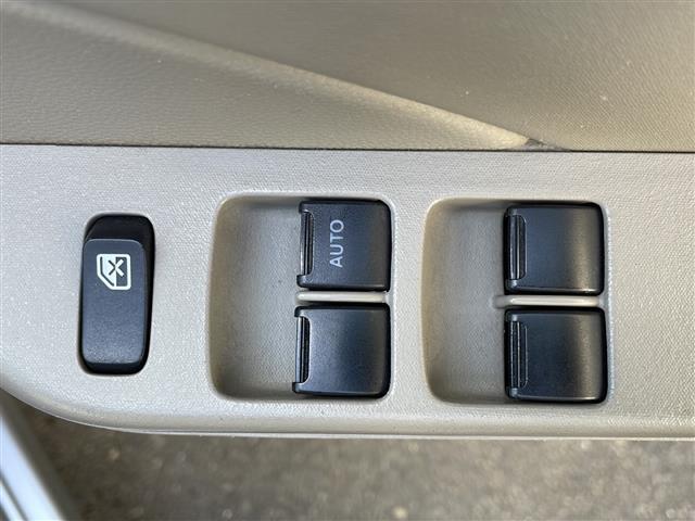 こちら窓のスイッチ類の写真になります。結構汚れる箇所ですが、各部しっかり清掃させていただいており、当店自慢の車です！また、動作等もしっかり確認しておりますので、ご安心してご購入 できます！