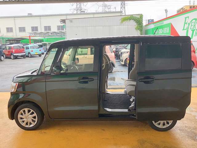 オートスライドドア付きで便利！傾斜に駐車した場合でも、スライドドアの開閉に苦労しません！後から装着困難な装備です！