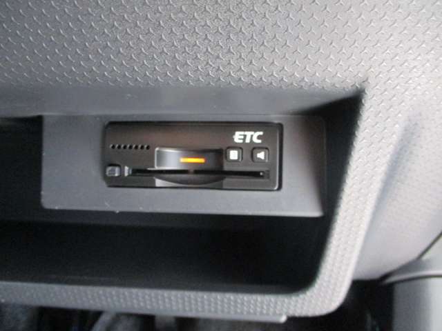 高速道路の料金所もノンストレスでスムーズに通過できるETC。スマートなビルトインタイプ！