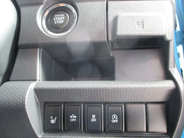 ■エンジンプッシュスタートタイプ。■運転席シートヒーターONOFFスイッチ、レーダーブレーキサポート、横滑り防止、アイドリングストップのONOFFスイッチがまとまって設置！