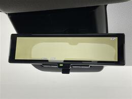 【デジタルインナーミラー】車両後方カメラの映像をミラーに映すことが出来ます。 そのため、後席に人や荷物があって後方が見えづらい場合でもしっかり視界を確保することが出来ます。