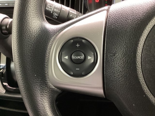 ハンドルから手を離さなくても手元のスイッチで音量調節や選曲操作等が行なえます。運転中視線をそらさなくても操作ができ便利です。
