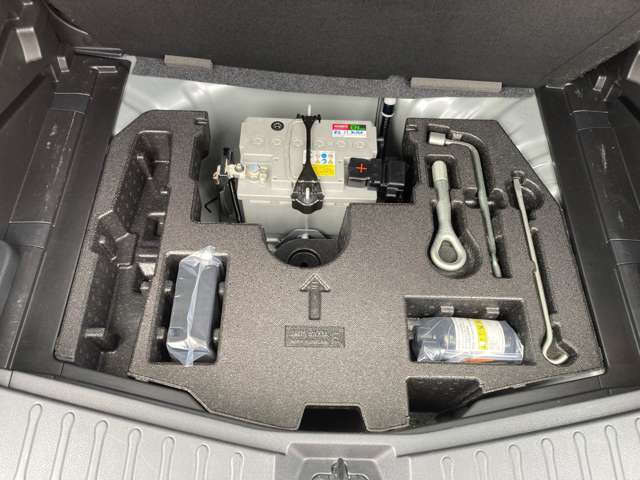 スペアタイヤはありません空気入れとパンク修理キットが乗っています