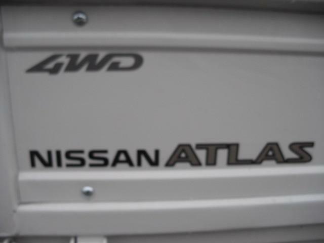 リアアオリには車名と4WDロゴステッカーが添付されております