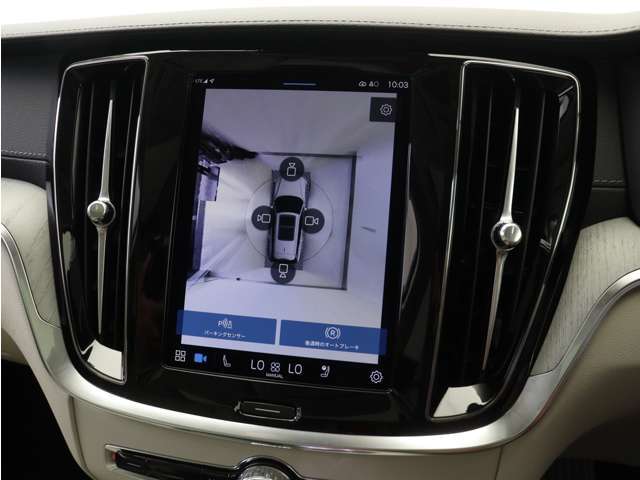 リアカメラによる後方の確認だけでなく、真上から見下ろすバードアイ映像を映し出す360度ビューカメラで、自車周辺の詳細な状況を確認できます。見通しが悪く狭い場所で車を取り回す際には心強い味方となります。