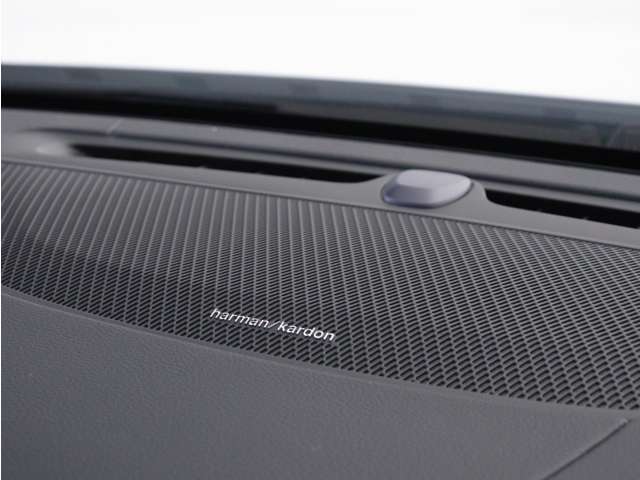 【harman/kardon】世界のオーディオファン垂涎のプレミアムサウンドシステムを搭載。原音に近い音場空間を忠実に再現。乗る人すべてに最良の音響体験を提供します。