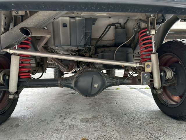 足廻りの改造プラス車体のブロックを装着しリフトアップしております。