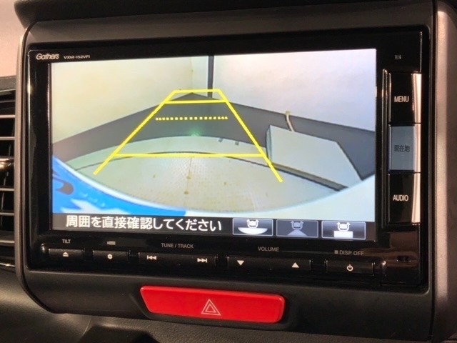 リバースギアに入れるだけで後方の表示へ切り替わります。夜間や雨の日の駐車も楽になりますよ。