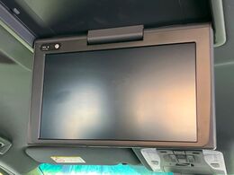 【フリップダウンモニター】大画面モニターで後席でもエンタメをお楽しみいただけます。小さなお子様にも大人気の装備です♪
