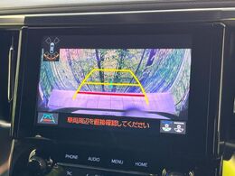 【バックカメラ】駐車時に後方がリアルタイム映像で確認できます。大型商業施設や立体駐車場での駐車時や、夜間のバック時に大活躍！運転スキルに関わらず、今や必須となった装備のひとつです！