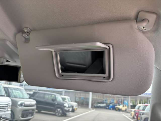 サンバイザー裏に身だしなみチェックに便利な【バニティミラー】がついています！