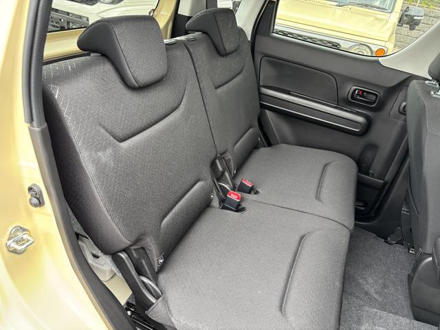 後部座席は想像以上に足元ゆったりで後ろの方もくつろいでいただけます。