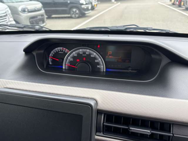 常時発光で見やすく、ランプ色でエコドライブをサポート。