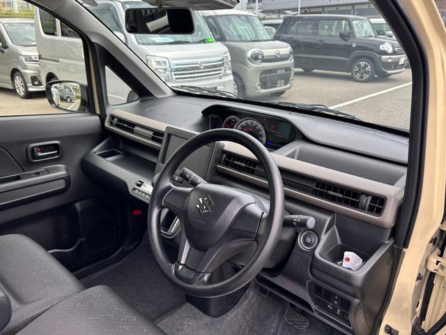 ブラック基調のすっきりデザイン、センターメーターパネルです。