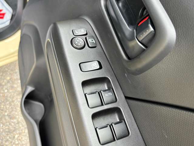 運転席アームレストに【リモコンドアミラー】【パワーウィンドウ】スイッチあり。手元で操作ラクラク♪