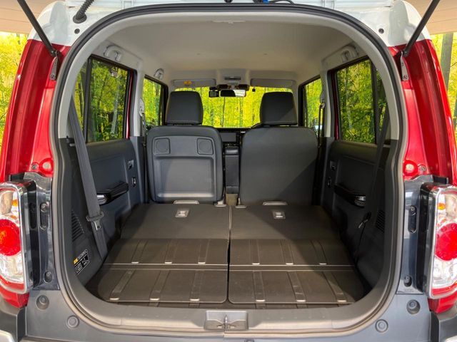 後席を格納すると、これだけの広さが！シーンに合わせたシートアレンジで、大きな荷物も積むことが出来ます♪