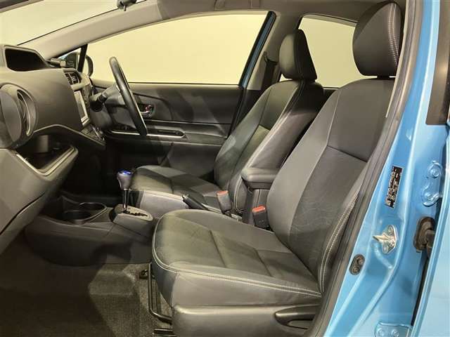 高いホールド性で運転姿勢が安定します。長距離ドライブでも疲れにくいのが魅力です。快適なドライビングライフをお送りください♪