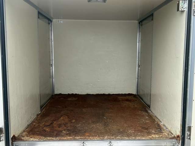 荷室内です。