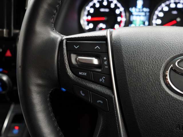 運転席操作部は直感的な配置で、操作が簡単。ドライバーの快適性を考えた設計です。