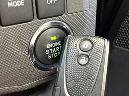 【キーフリーシステム】カバンやポケットに入れたままでもドアの施錠・解錠が可能なスマートキーを装備。エンジンのオン・オフ時もカギを取り出す必要が無いからとっても便利です♪