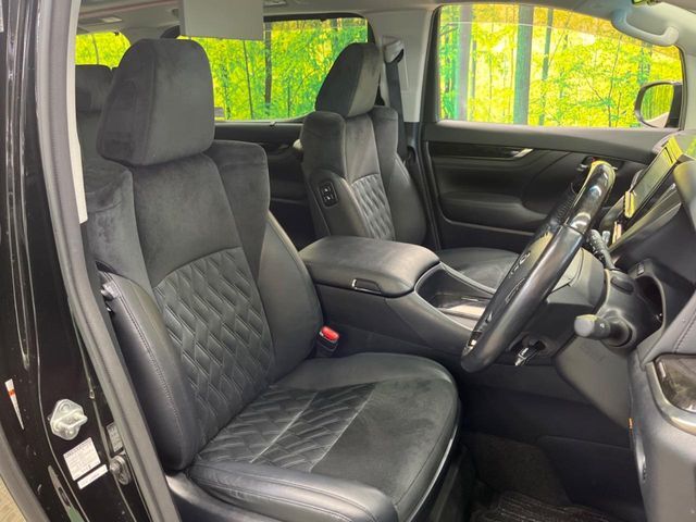 【ハーフレザーシート】高級感と座り心地を両立した人気のシート♪背面・座面のファブリック素材は、通気性の良さや滑りにくさに優れています。気温や服装に左右されず快適にお乗りいただけます。