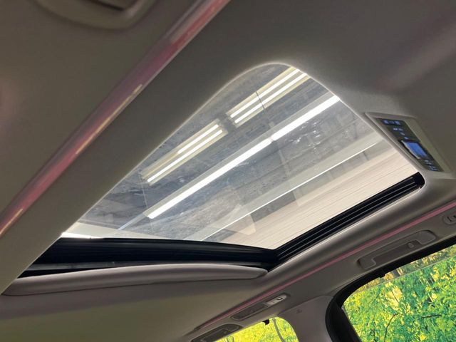 【ツインムーンルーフ】開放感たっぷりの希少装備、サンルーフが装着されています！車内に明かりを取り入れたり景色を楽しむ以外にも、車内の空気も簡単に換気できて快適です！
