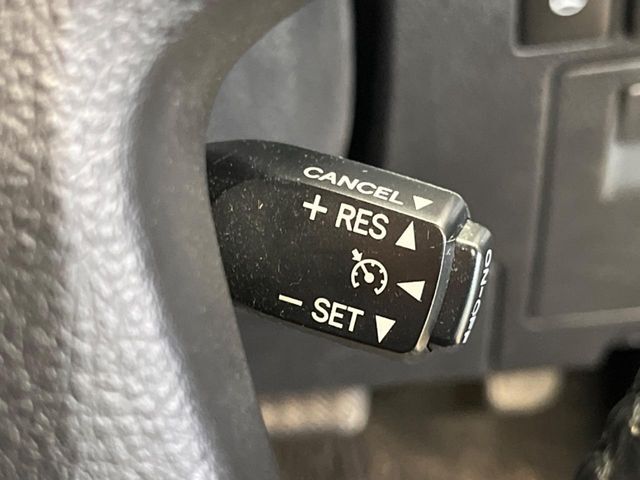 【クルーズコントロール】高速道路もラクラク走行。アクセルを離しても一定速度で走行ができ、長距離運転時の負担を軽減！加速・減速も簡単なスイッチ操作で調整できます。