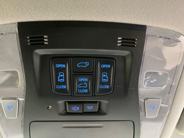 【両側スライドドア/電動バ】駐車場で隣の車との間隔が狭く乗りにくい時、スライドドアなら安心！ドアオープン時も幅を取らず、開口部が広いので乗り降りがとっても簡単です。大きな荷物の出し入れも後席から可能♪