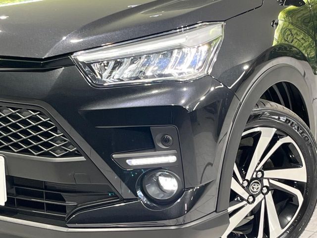 【LEDヘッドライト】悪天候や夜間走行時も良好な視界を確保し安心して運転できる高輝度LEDヘッドライトを装備！点灯速度が早く、消費電力も抑えられています。
