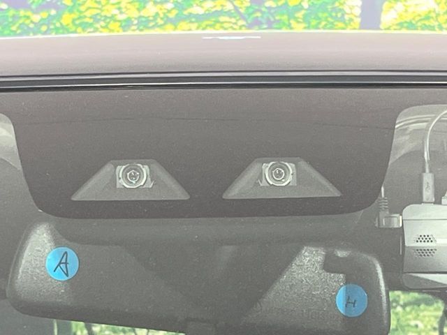 【スマートアシスト】走行中に前方の車両等を認識し、衝突しそうな時は警報とブレーキで衝突回避と被害軽減をアシスト。より安全にドライブをお楽しみいただけます。