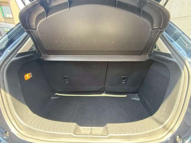 普段のお買い物や通勤、送迎等に十分な荷室スペースを確保しております。セカンドシートを倒すと、大きな荷物の積載も可能です♪