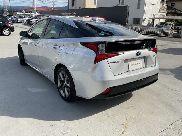 プライバシーガラス。これがあれば後部座席の中が見えにくくなります。