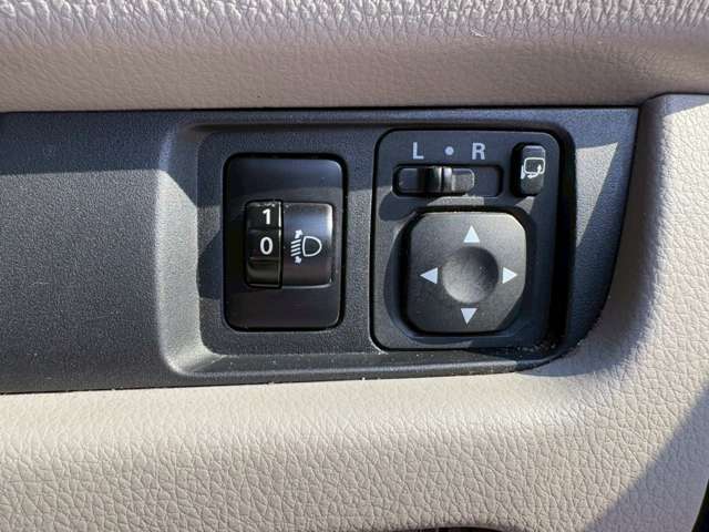 サイドミラーはスイッチ一つで折り畳み可能です！！