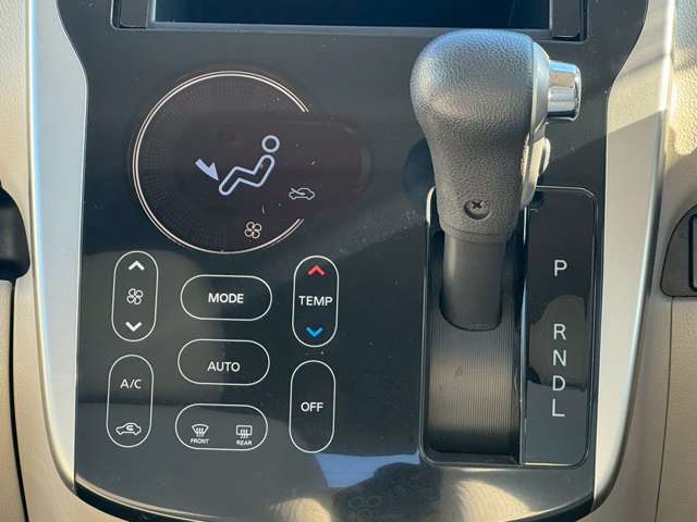 操作性のいいインパネシフト！エアコンも良好です！！
